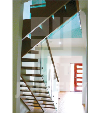 Sawtooth-stringers-open-rise-glass-balusters-hallway